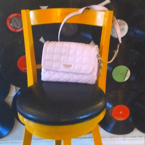 GUESS BABY PINK AUTHENTIC LEATHER PURSE WITH STRAP - Picture 1 of 3